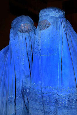 Deux femmes portant la burqa